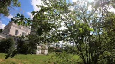 Vologda. Rusya-Temmuz 2019: Beyaz Ortodoks Kilisesi. Bir Rus köyündeki Hristiyan Kilisesi görüşü.