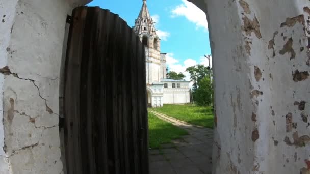 Vologda. Rusya-Temmuz 2019: Beyaz Ortodoks Kilisesi. Bir Rus köyündeki Hristiyan Kilisesi görüşü. — Stok video
