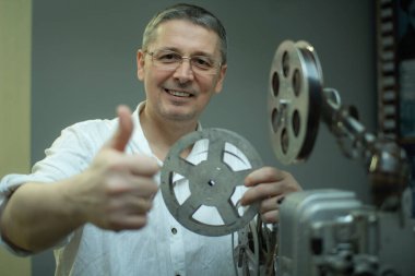 Film projeksiyonlu bir kameraman.