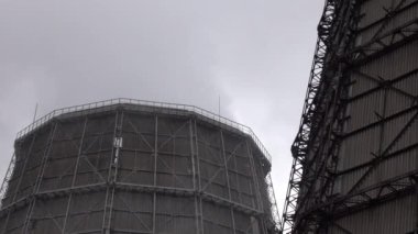 Endüstriyel metalurji fabrikasındaki zararlı maddelerin emisyonlu borulardan çıkan duman..