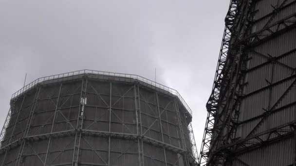 Fumaça de tubos com emissões de substâncias nocivas em uma planta metalúrgica industrial. — Vídeo de Stock