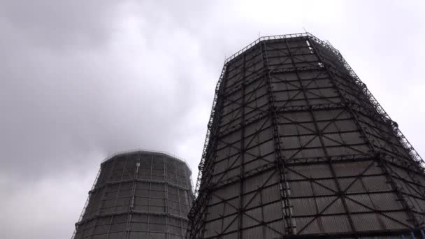 Humo de tuberías con emisiones de sustancias nocivas en una planta metalúrgica industrial. — Vídeo de stock