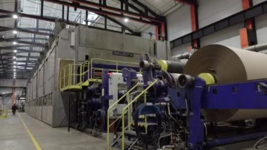 Karton ve kağıt fabrikası. Kağıt materyallerin işlenmesi.