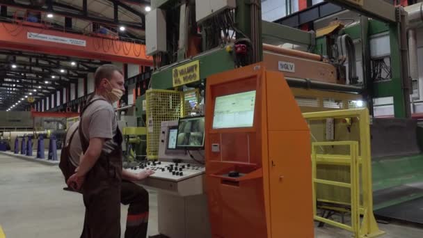 Falcão. Rússia-outubro de 2020: papelão e papelaria. Processamento de materiais de papel. — Vídeo de Stock