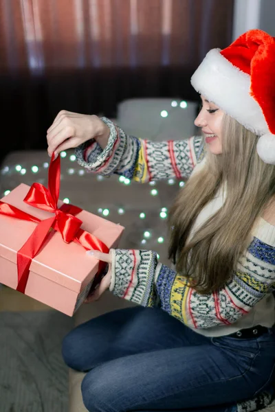 Bella bionda in una nuova immagine anni con una scatola regalo nelle sue mani. — Foto Stock