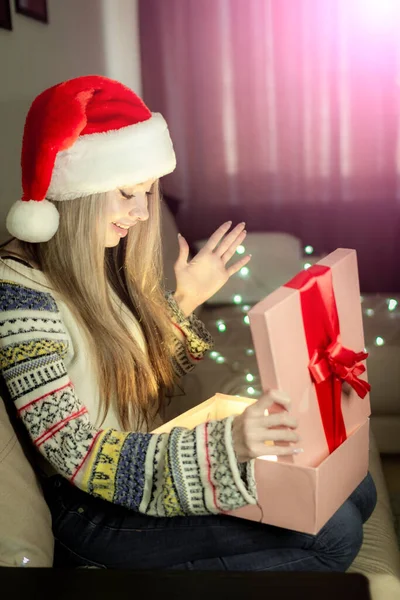 Piękna blondynka w nowym roku obraz z pudełka prezentów w rękach. — Zdjęcie stockowe
