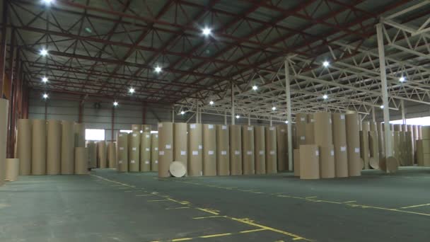 纸板厂和造纸厂的仓库。废纸的循环再用. — 图库视频影像