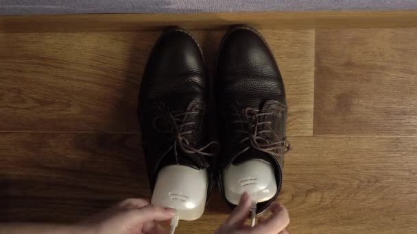 Elektrischer UV-Schuhtrockner. Schuhpflege. — Stockvideo