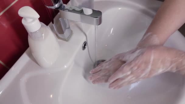 Förebyggande av koronavirusdestruktion av patogena bakterier. Tvätta händerna med flytande tvål — Stockvideo