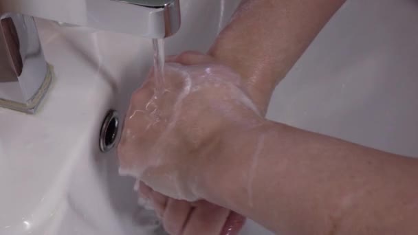 Prévention de la destruction des bactéries pathogènes par le coronavirus. Lavez-vous les mains avec du savon liquide — Video