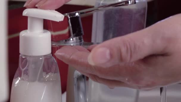 코로나 바이러스의 병원성 박테리아 파괴 방지. 액체 비누로 손을 씻으라 — 비디오