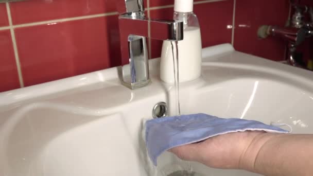 Tvätta en medicinsk mask i handfatet. Bomull återanvändbar medicinsk mask för skydd mot Covid-19. — Stockvideo