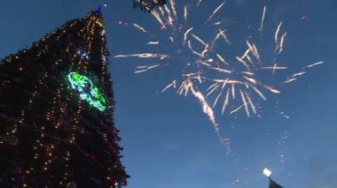 Noel Baba 'nın Baba' sındaki Noel ağacında yeni yıl havai fişekleri.