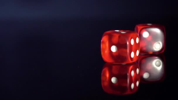 Повільний рух кубиків прокатки на чорному столі. — стокове відео