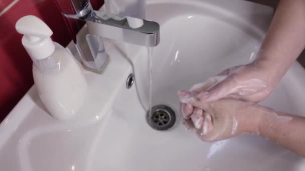 Prevenção da destruição por coronavírus de bactérias patogênicas. Lave as mãos com sabão líquido — Vídeo de Stock