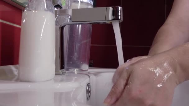 Prevención de la destrucción del coronavirus de bacterias patógenas. Lávese las manos con jabón líquido — Vídeos de Stock