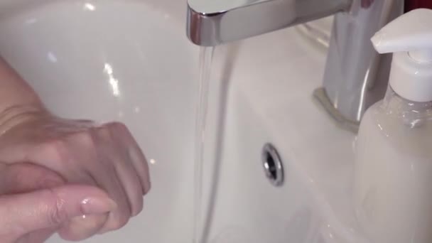 Prevention of coronavirus-destruction of pathogenic bacteria. Wash your hands with liquid soap — Stock Video