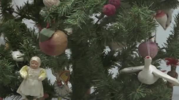 Vintage speelgoed op de kerstboom. — Stockvideo