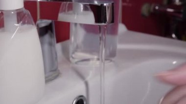 Patojenik bakterilerin koronavirüs tarafından yok edilmesini önlemek. Ellerini sıvı sabunla yıka.
