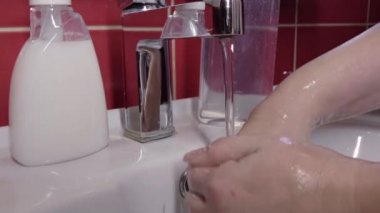 Patojenik bakterilerin koronavirüs tarafından yok edilmesini önlemek. Ellerini sıvı sabunla yıka.