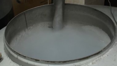 Laboratuvarda sıvı nitrojen var. Boğadan, attan ve hayvandan sperm örnekleri var..