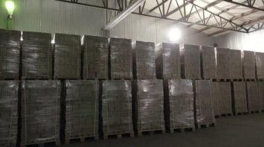 Bastırılmış pelet üretimi. Yakıt tankları biyo-yakıt olarak kullanılır.