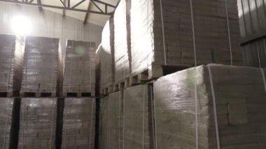 Bastırılmış pelet üretimi. Yakıt tankları biyo-yakıt olarak kullanılır.