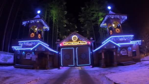 Velikiy Ustyug,Russia-17 November 2020: Entrance gate to the residence of Santa Claus in Veliky Ustyug in winter . — Stock Video