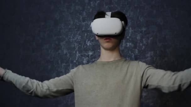 Ein Teenager mit Virtual-Reality-Brille. Technologien der Zukunft. — Stockvideo