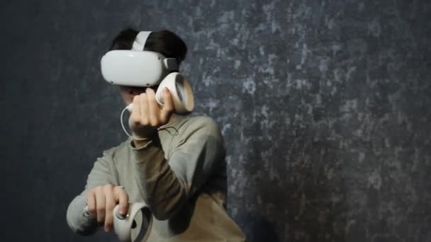 Un adolescente con gafas de realidad virtual .Tecnologías del futuro. — Vídeo de stock