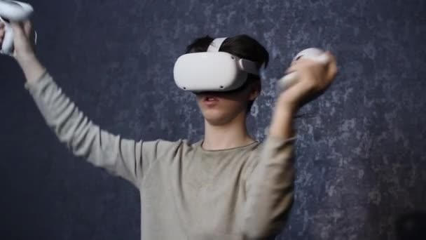 Підліток у окулярах віртуальної реальності. Технології майбутнього . — стокове відео