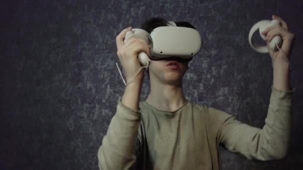 Ein Teenager mit Virtual-Reality-Brille. Technologien der Zukunft. Zeitlupe. — Stockvideo