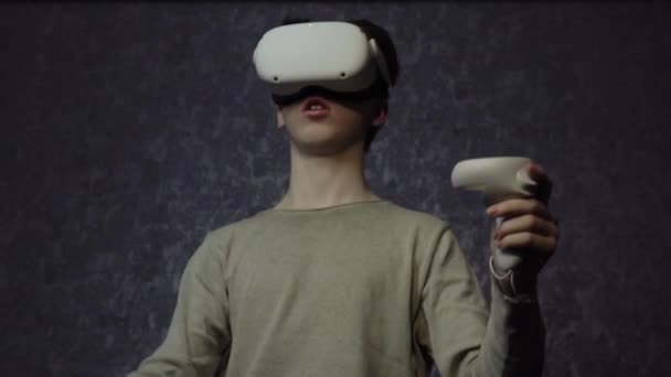 Ein Teenager mit Virtual-Reality-Brille. Technologien der Zukunft. Zeitlupe. — Stockvideo