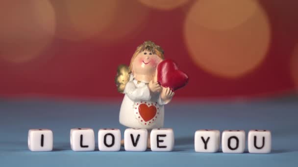Netter Engel und eine Liebeserklärung. Valentinstag. Postkarte für den Urlaub. — Stockvideo