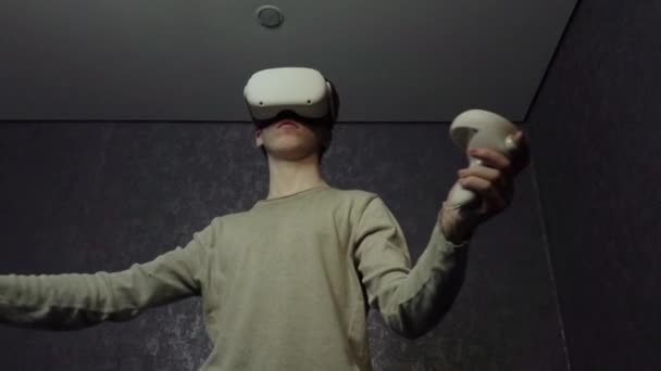 Um adolescente usando óculos de realidade virtual .Technologies do futuro.câmera lenta. — Vídeo de Stock