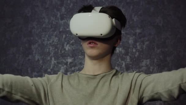 Ein Teenager mit Virtual-Reality-Brille. Technologien der Zukunft. Zeitlupe. — Stockvideo