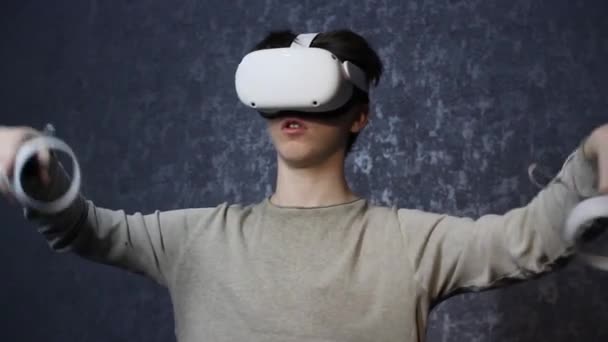 Ein Teenager mit Virtual-Reality-Brille. Technologien der Zukunft. — Stockvideo