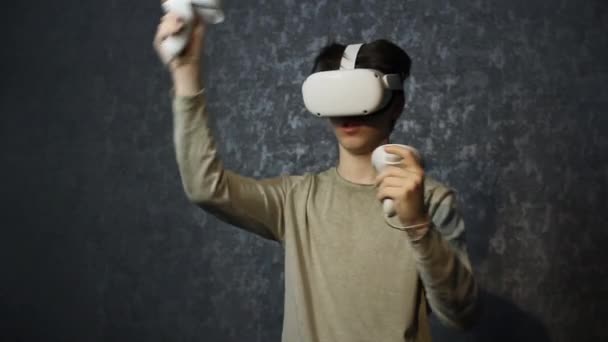 Un adolescente con gafas de realidad virtual .Tecnologías del futuro. — Vídeo de stock