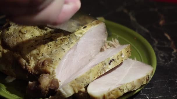 Vepřová šunka v porci. Maso je pochoutka. — Stock video