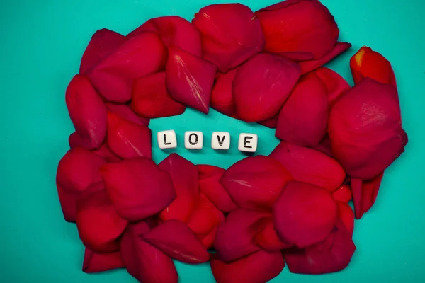 Слово любовь на фоне лепестков роз. День Святого Валентина. Фон концепции любви и красоты — стоковое фото