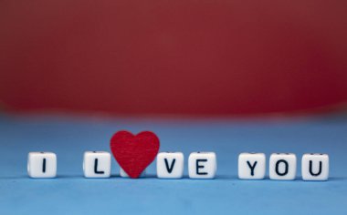 Renkli arka planda seni seviyorum. Sevgililer Günü. Aşk ve güzellik kavramı