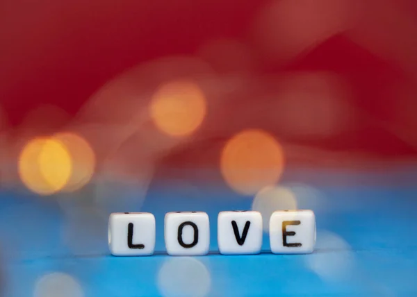 Слово любовь состоит из кубиков с пространством для подписи. — стоковое фото