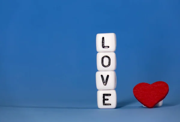 Valentinstag. Eine Liebeserklärung besteht aus Würfeln mit Platz für Glückwünsche . lizenzfreie Stockfotos