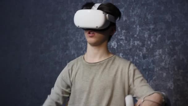 Un adolescente con gafas de realidad virtual .Tecnologías del futuro. — Vídeos de Stock