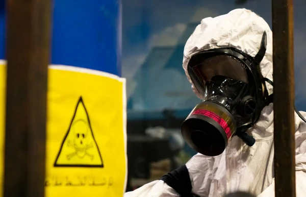 화학 무기와 생물학 무기의 생산을 위해 실험실에서 보호용 양복을 입고 있는 사람들. 스톡 이미지