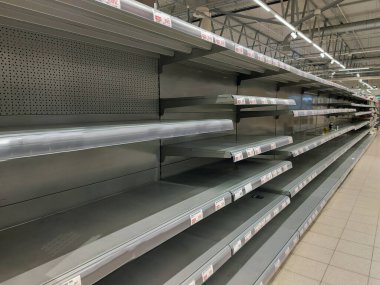 Mağazalardaki boş raflar. Mağazalarda boş raflar. Süpermarket rafları perspektifte.