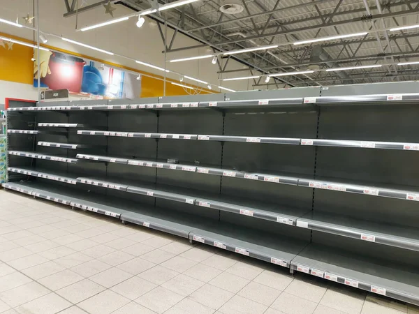 Leere Regale in den Geschäften. Leere Regale in den Laden.Supermarktregale im Blickpunkt. Stockfoto