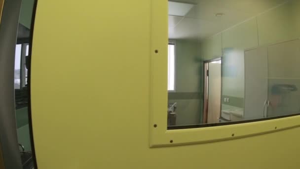 Ein Krankenhauszimmer mit leeren Betten in einer Klinik oder einem Krankenhaus. — Stockvideo