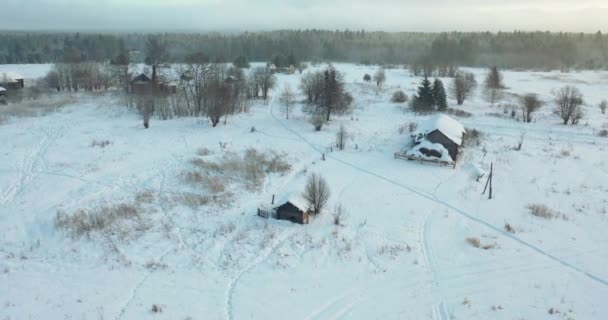 Πετώντας μπροστά από ένα εγκαταλελειμμένο χωριό το χειμώνα. Θέα από ύψος — Αρχείο Βίντεο