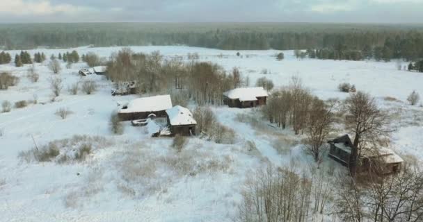 Letět kolem opuštěné vesnice v zimním čase. Pohled z výšky — Stock video